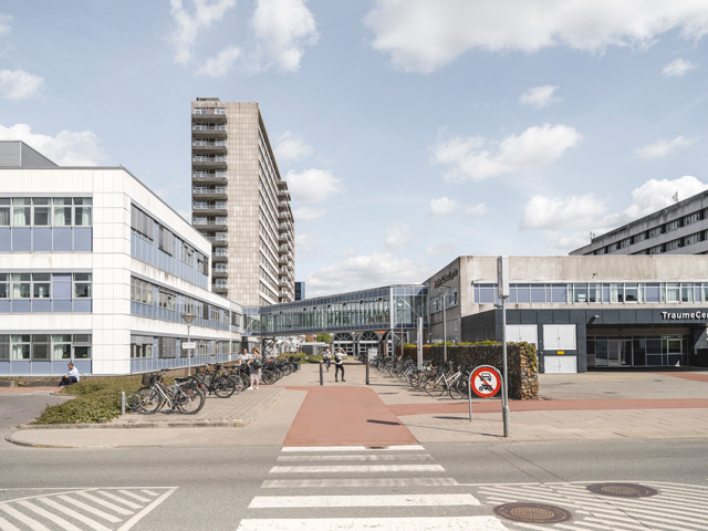 Nyere bygninger og hospitalsindgang